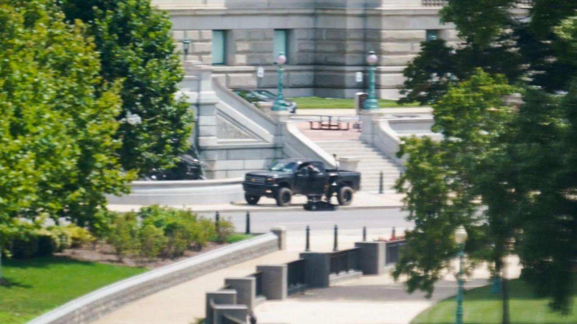 hombre amenaza de bomba cerca del capitolio